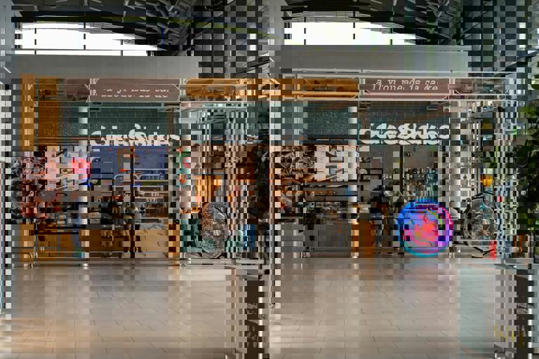 Hidden Alleyway Cafés Rising in Popularity Among Food Adventurers